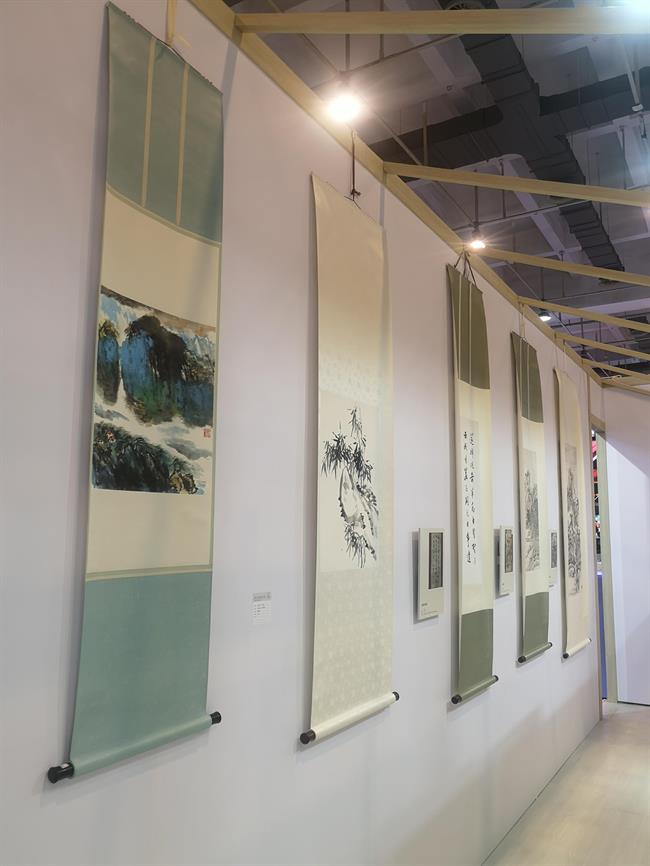 书画装裱作品参加青岛国际博览会.jpg