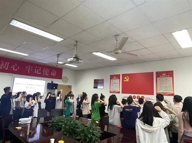 学生党员宣誓1.jpg